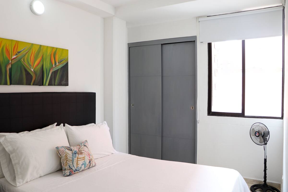 Family Apartment (Koral 402) | Premium bedding, desk, laptop workspace, iron/ironing board