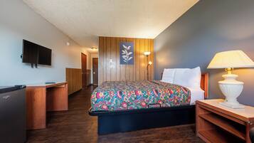 Room, 1 Queen Bed | 1 bedroom, iron/ironing board, free WiFi, bed sheets