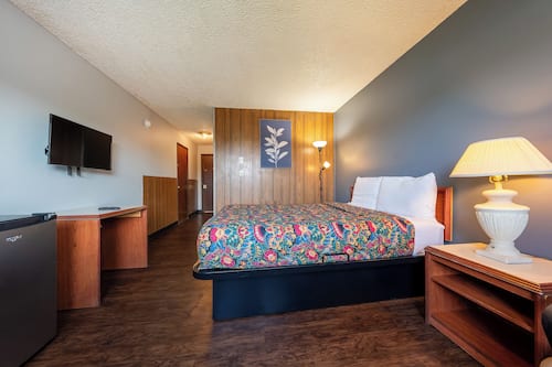 Room, 1 Queen Bed | Iron/ironing board, free WiFi, bed sheets