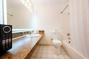 Zimmer, 2 Queen-Betten | Badezimmer | Kostenlose Toilettenartikel, Handtücher