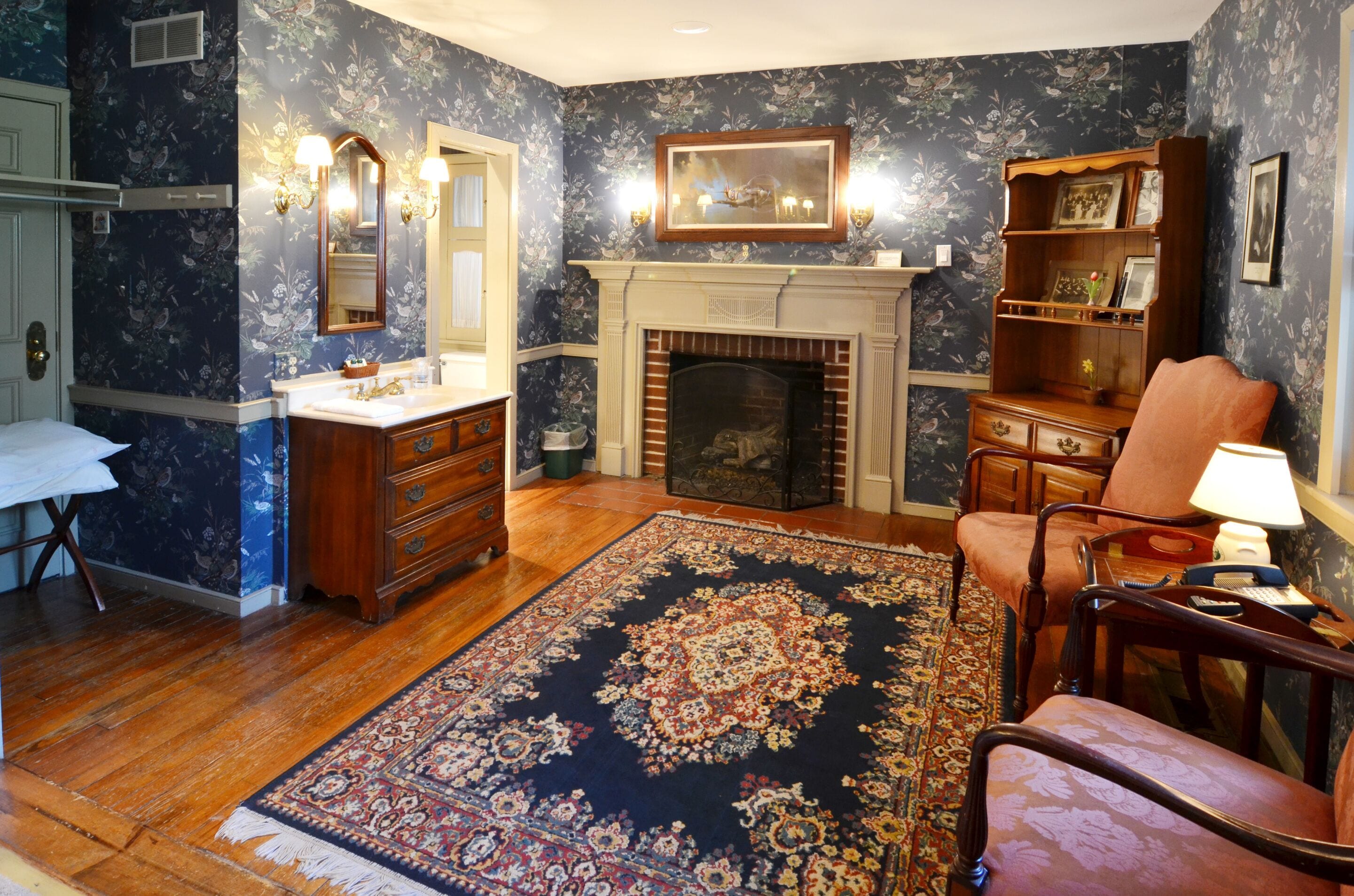 Tabla de planchar con plancha y ropa de cama 