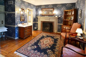 Deluxe Double Room, Private Bathroom (Winston Churchill)