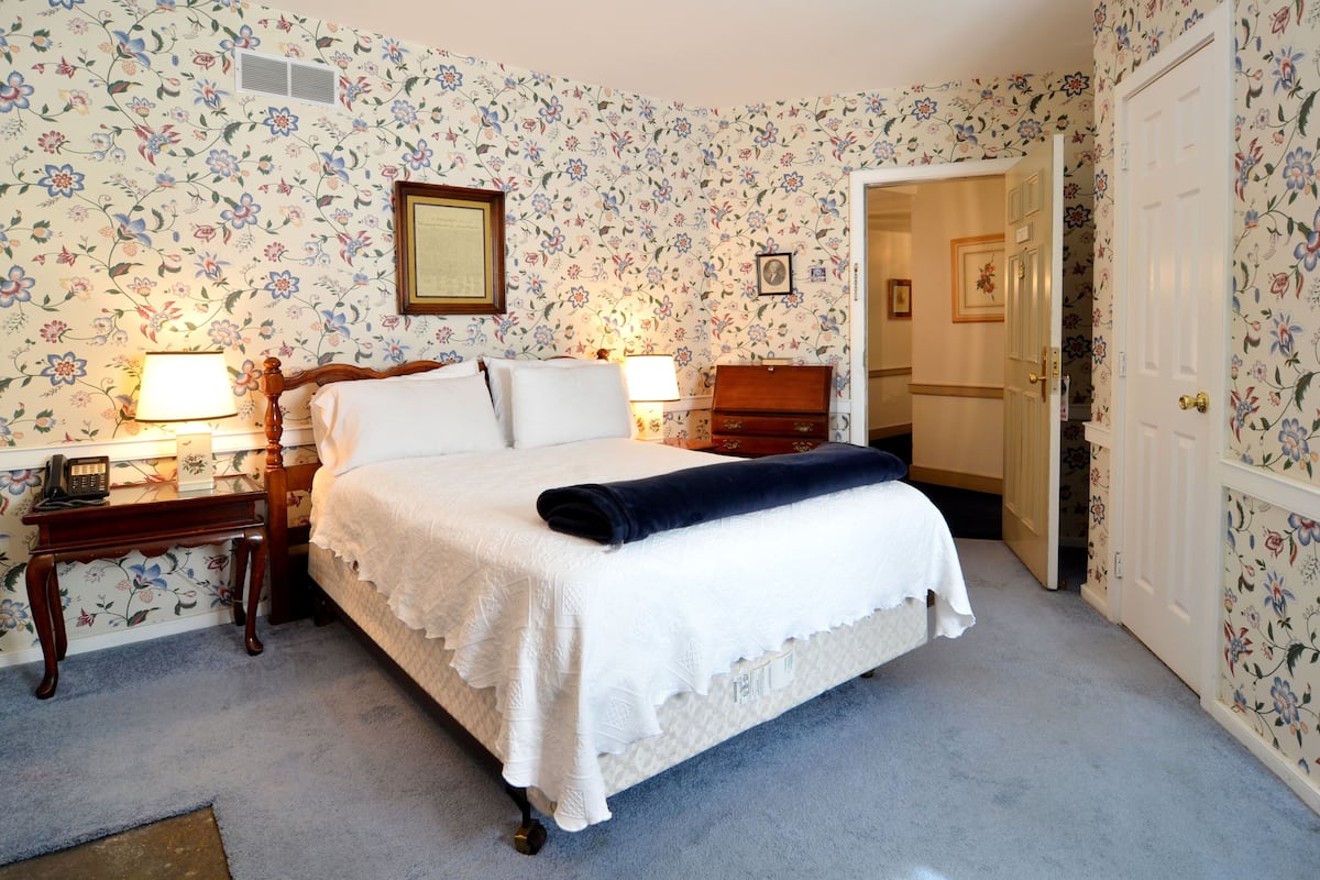 Phòng đơn Deluxe, phòng tắm riêng (Room 201 Thomas Jefferson)