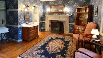 Deluxe Double Room, Private Bathroom (Room 204 Winston Churchil)