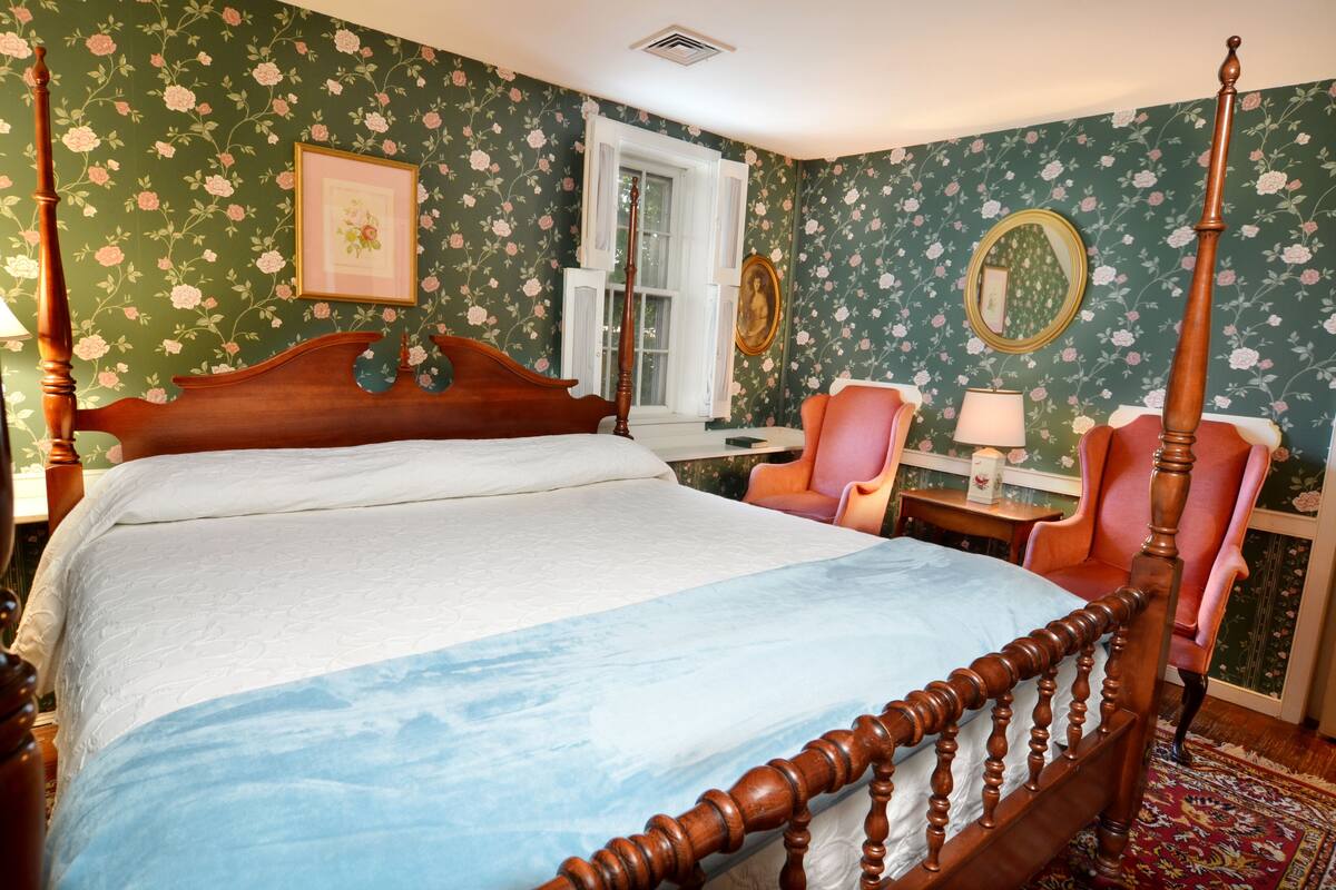 Superior Double Room, Private Bathroom (Susan B. Anthony)