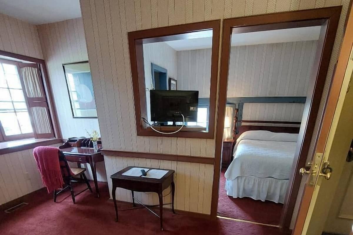 Phòng đôi Tiêu chuẩn, phòng tắm riêng (Room 206 Betsy Ross Suite)
