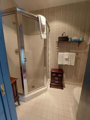 Standard Double Room, Private Bathroom (Room 206 Betsy Ross Suite) | Bathroom