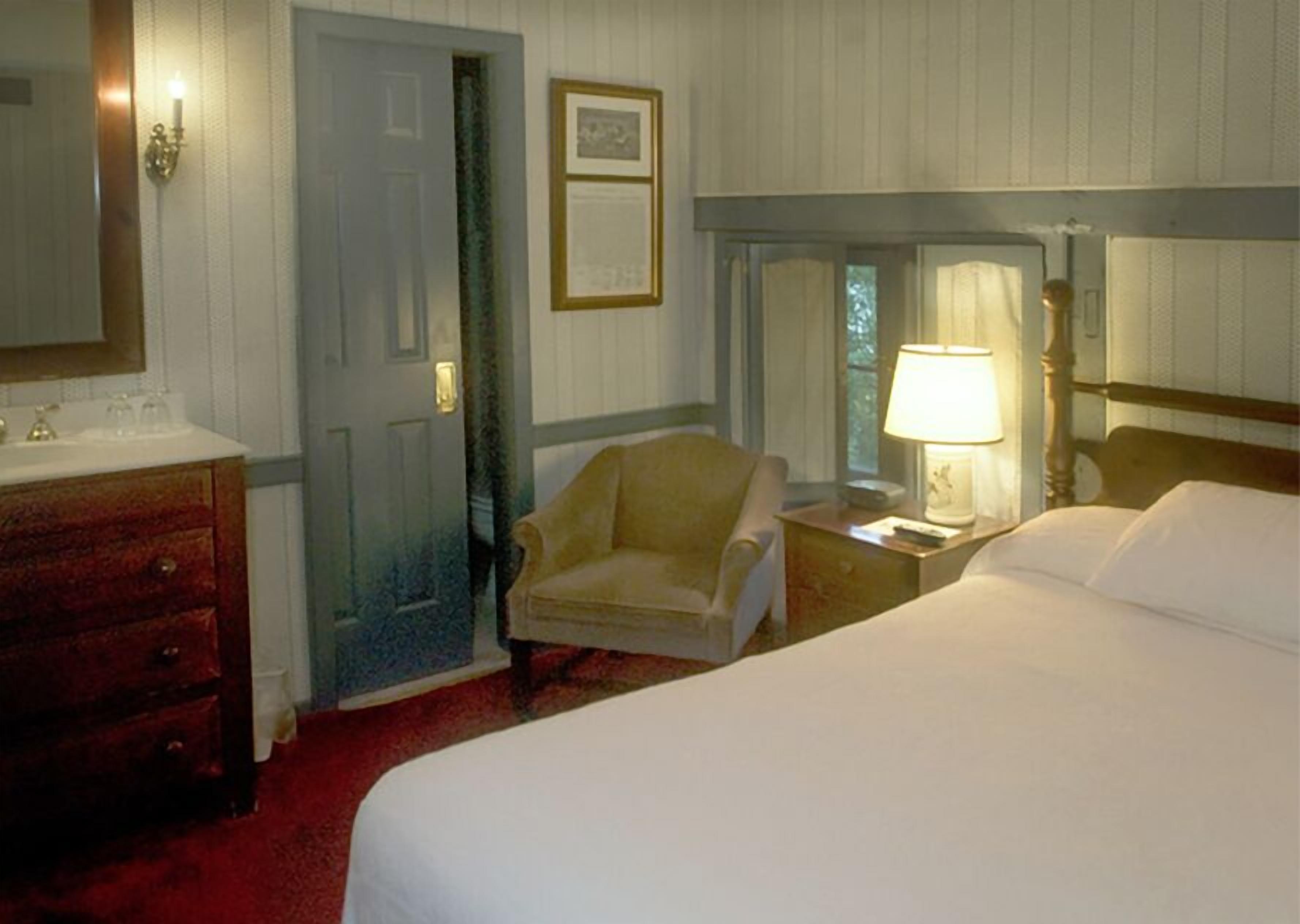 Suite supérieure, salle de bain privée (Betsy Ross) | Fer et planche à repasser, literie fournie