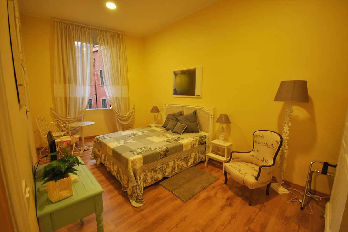 Tek Büyük Yataklı Oda (External private bathroom) | Odada kasa, masa, ücretsiz beşik/çocuk yatağı 