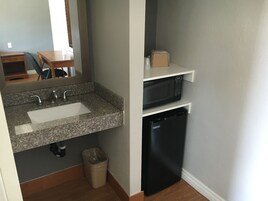 Habitación estándar, 1 cama de matrimonio | Cocina básica privada | Frigorífico y microondas