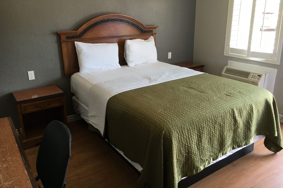 Standard Room, 1 Queen Bed