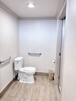 Standardzimmer, 1 Queen-Bett | Badezimmer | Dusche, kostenlose Toilettenartikel, Haartrockner, Handtücher