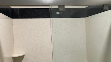 Deluxe Single Room, 1 King Bed | Bathroom