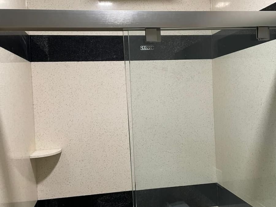 Deluxe Single Room, 1 King Bed | Bathroom | Shower, free toiletries, hair dryer, towels