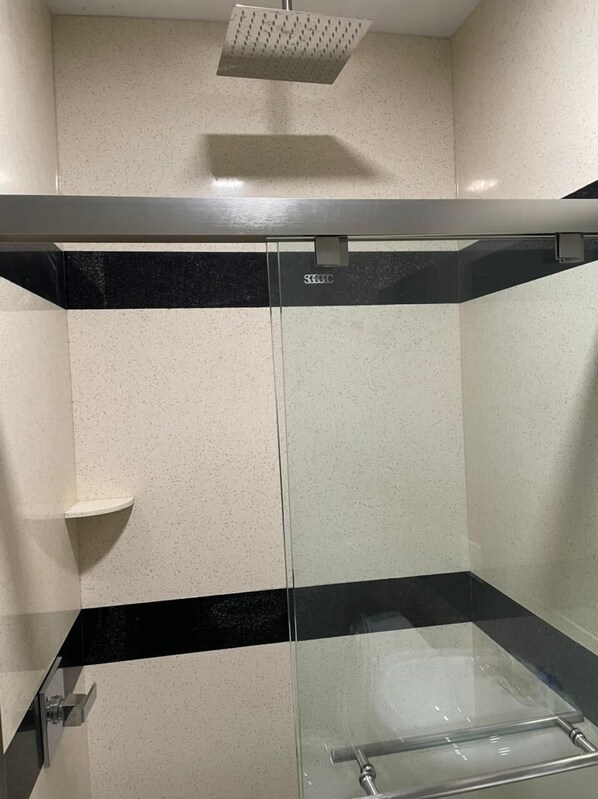 Deluxe-Einzelzimmer, 1 King-Bett | Badezimmer | Dusche, kostenlose Toilettenartikel, Haartrockner, Handtücher