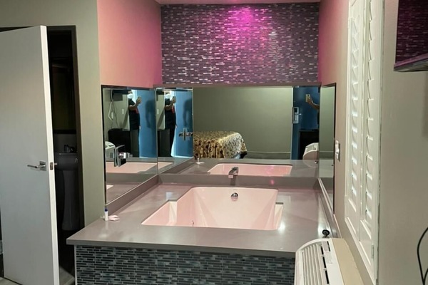 Deluxe Single Room, 1 King Bed | WiFi (free)