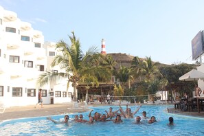 屋外プール、営業時間 7:00 ～ 19:00、サンラウンジャー