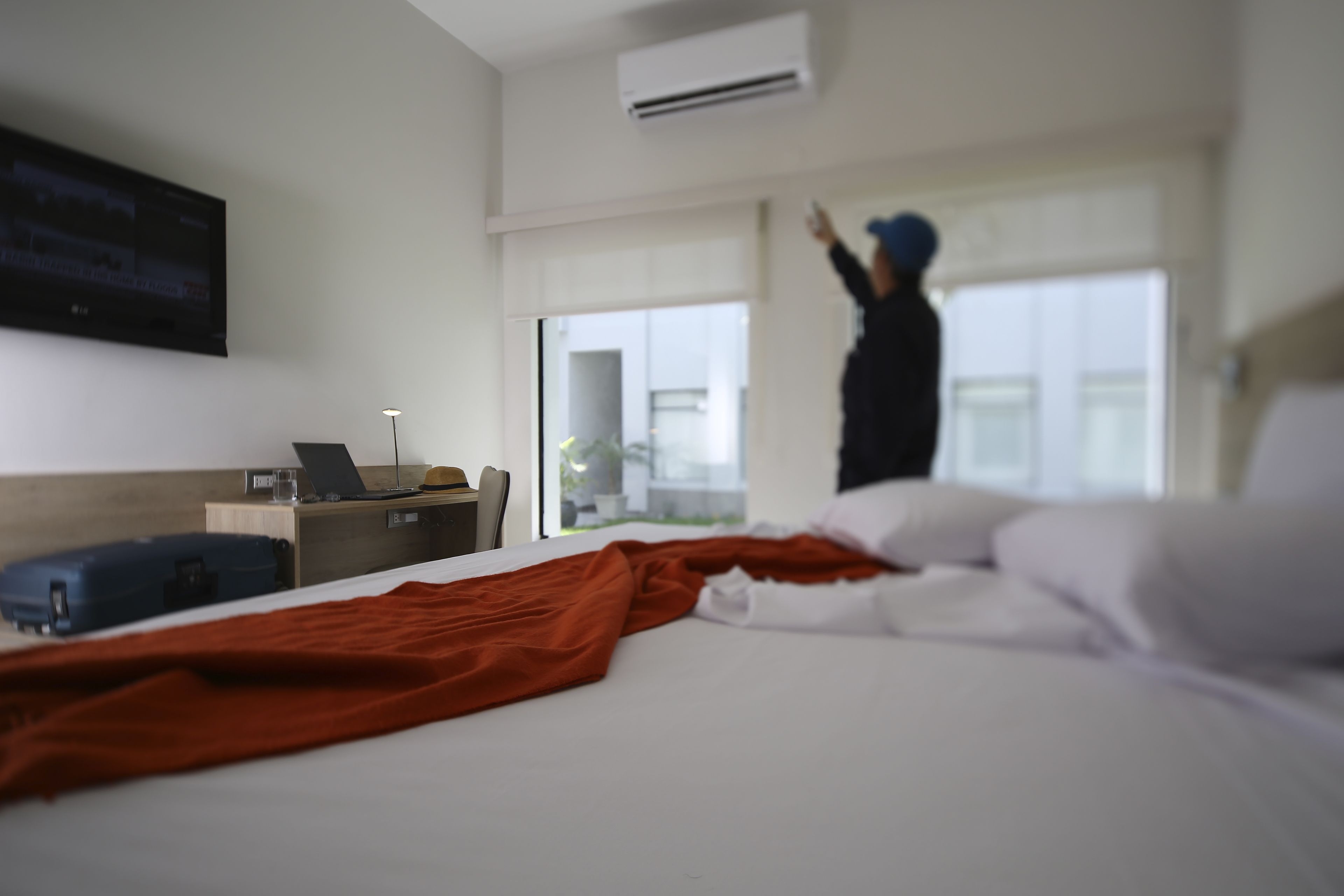 traditional room, 1 king bed | in-room safe, desk, free wifi, bed sheets