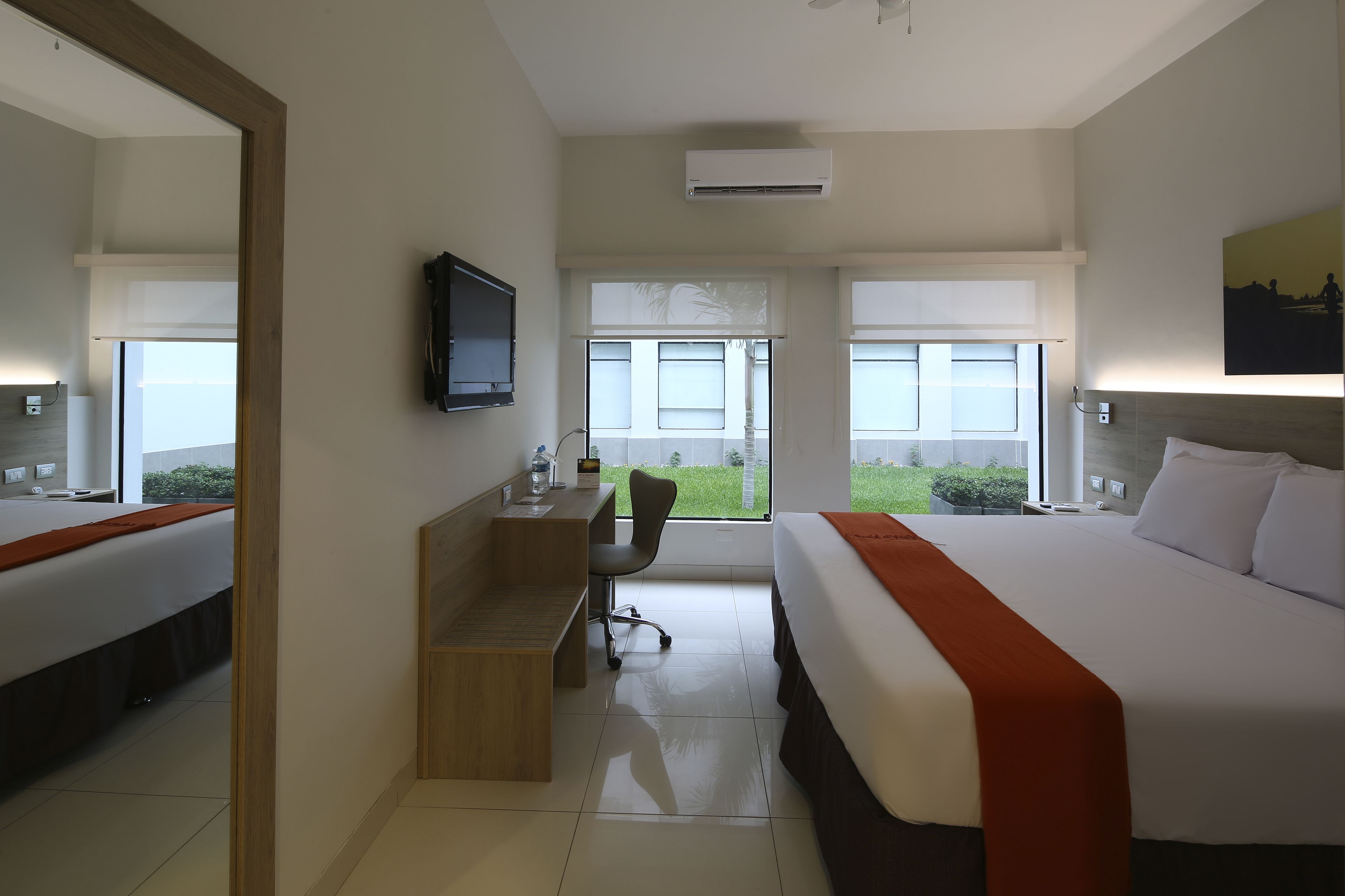 traditional room, 1 king bed | in-room safe, desk, free wifi, bed sheets