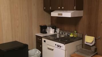 Fridge, coffee/tea maker