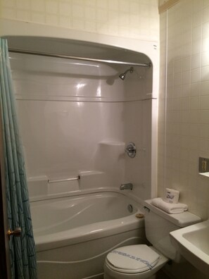 Habitación familiar, 2 camas dobles | Baño | Ducha y bañera combinadas y artículos de higiene personal gratuitos