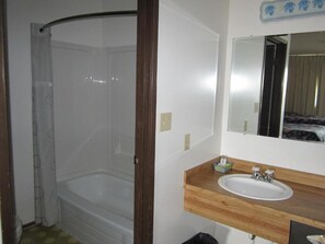 Kombinasi shower/bathtub, perlengkapan mandi gratis,  dan handuk