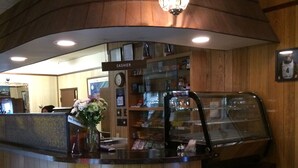 Un comptoir d’accueil en bois, doté d’une vitrine en verre, d’une caisse enregistreuse et d’une enseigne indiquant « Yukon News ».