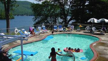 Piscina externa sazonal, guarda-sóis, espreguiçadeiras