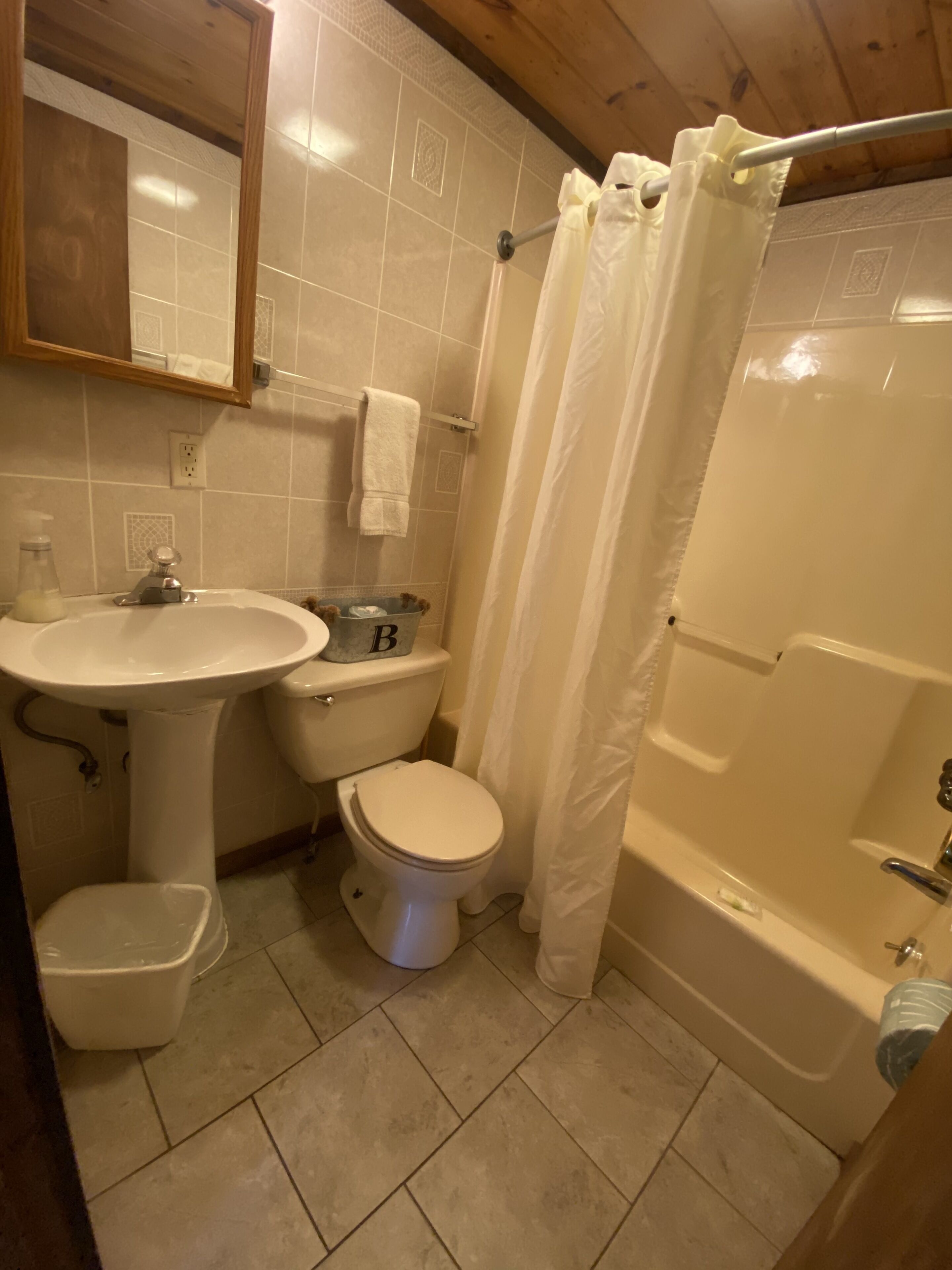 cottage, 2 bedrooms | bathroom | towels, toilet paper