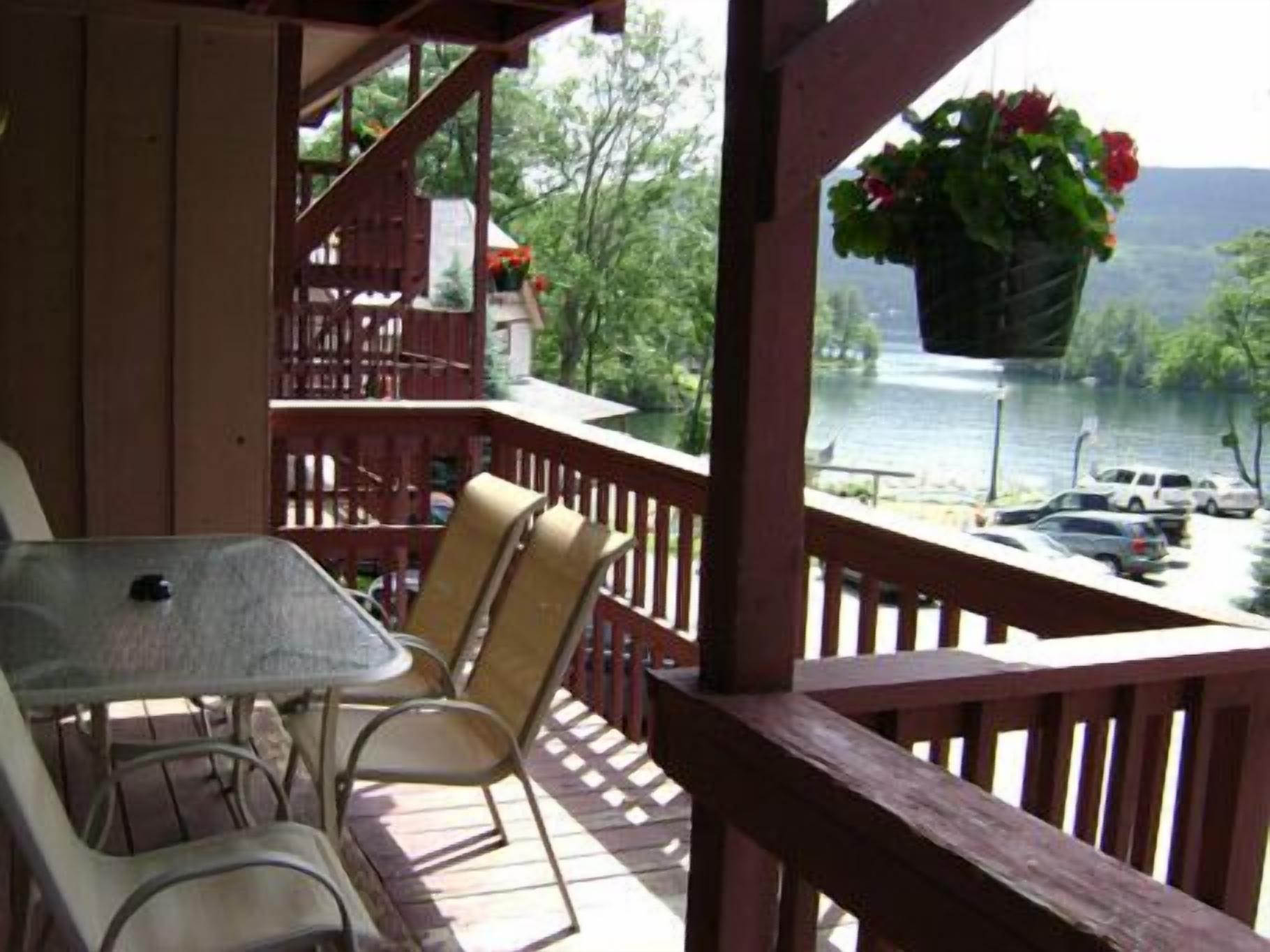 lodge, 3 bedroom, 2 queen beds, 1 double bed, 1 twin bed, 2 full baths, upstairs or downstairs | balcony