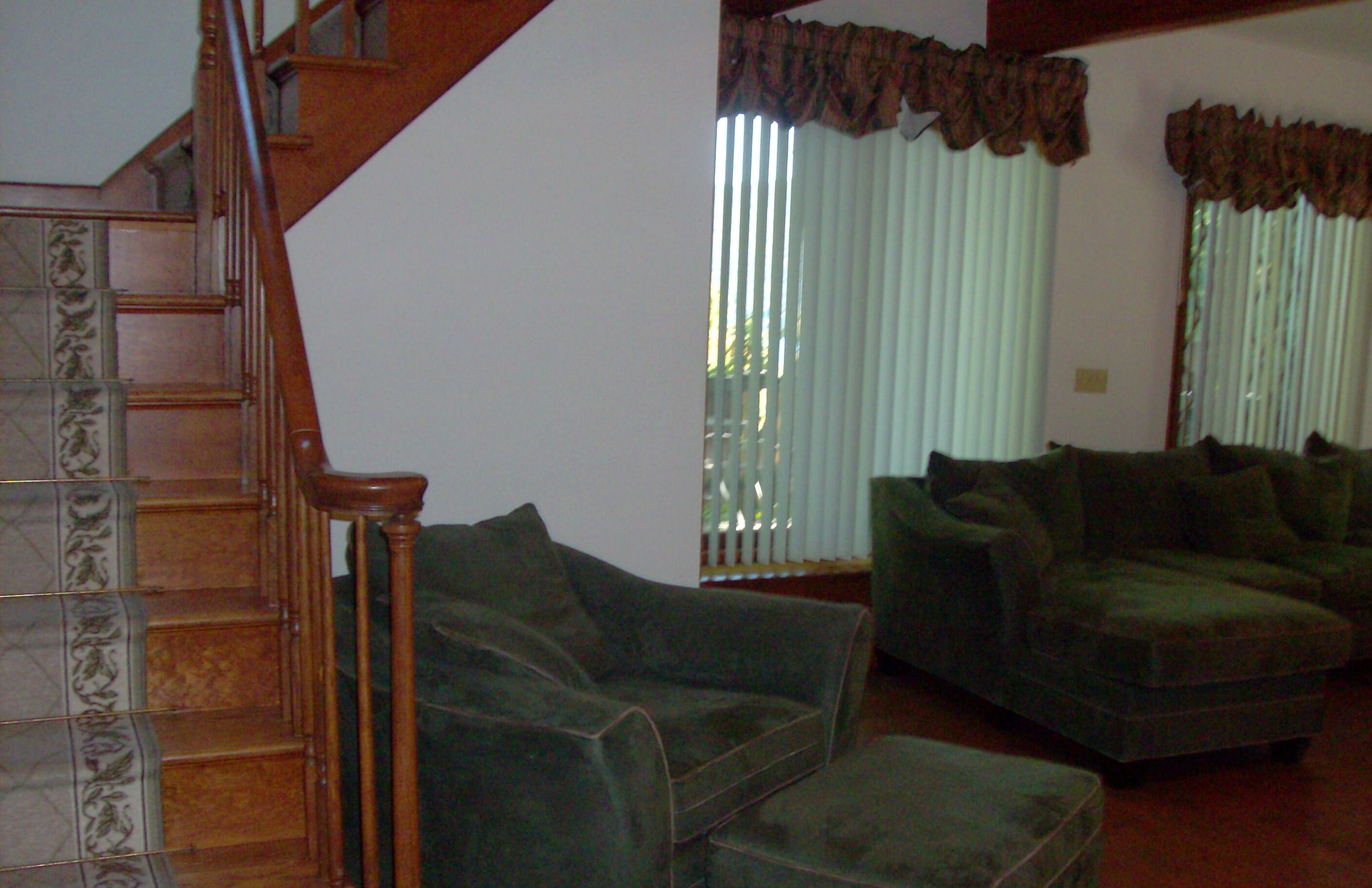 house | living area | 40-inch tv with cable channels, ping pong