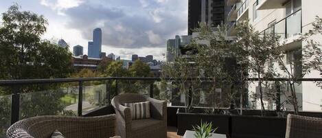 3-Bedroom City View Deluxe Apartment (1 King, 2 Singles, 1 Day Bed, 1 Triple-Bunk) | Balcony