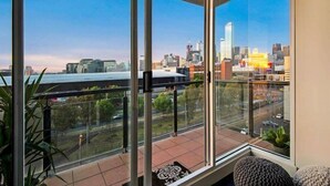 Un apartamento moderno en un edificio alto con amplias ventanas y vistas a la ciudad.