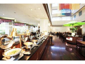Bữa sáng buffet hàng ngày với phụ phí nhỏ 