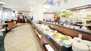 Een buffetgedeelte met verschillende food stations, een drankbar en zitplaatsen.