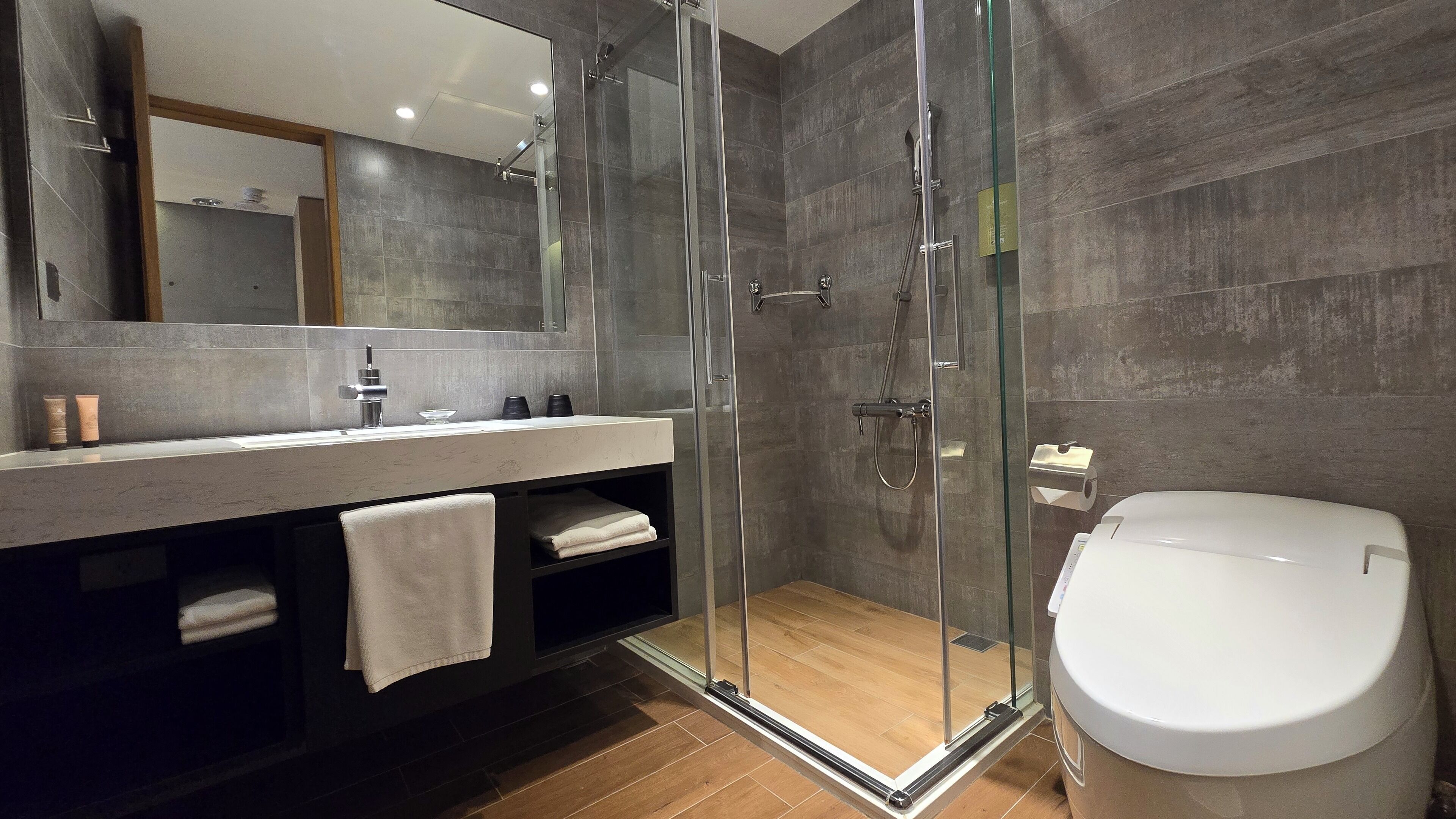 shower, rainfall showerhead, free toiletries, hair dryer