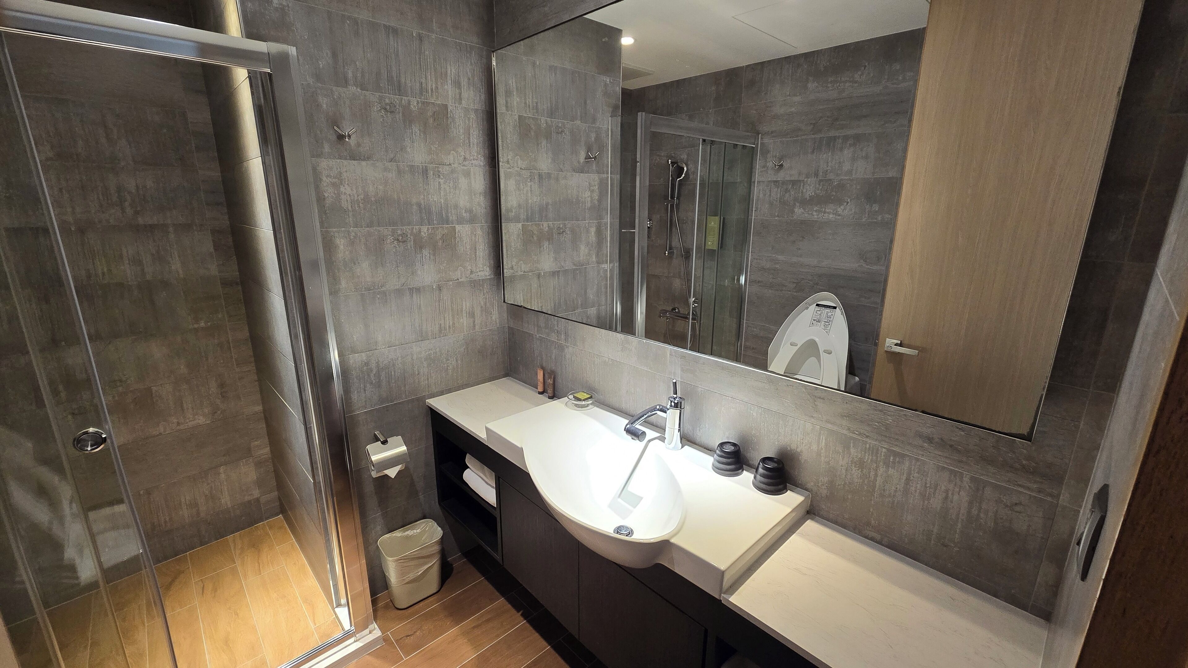 luxury double room | bathroom | shower, rainfall showerhead, free toiletries, hair dryer