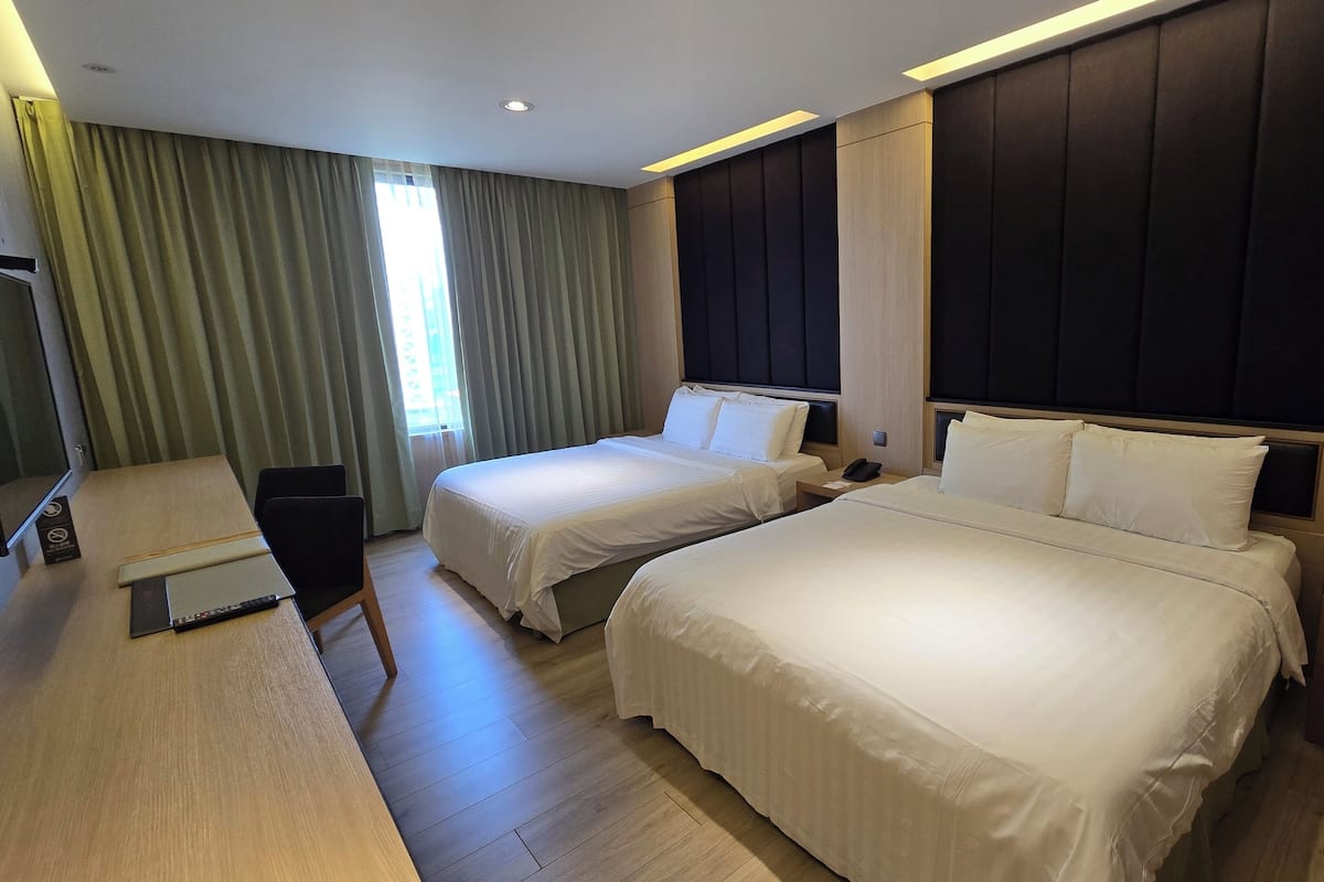 Classic Room (Twin Bed) | Egyptian cotton sheets, premium bedding, down comforters, desk