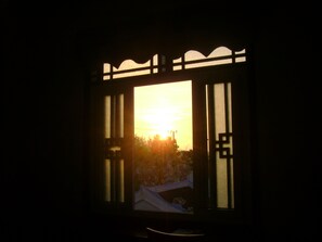 ميني بار ومكتب وواي فاي مجانًا