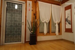 Living area - Dowonjeong Healing House (Seoul)