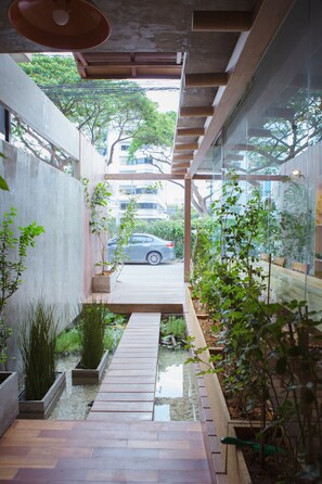 Property grounds - Baan Mek Hostel (Chiang Mai)