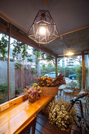 Lobby sitting area - Baan Mek Hostel (Chiang Mai)