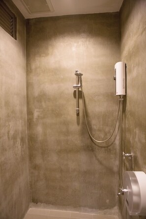 Budget Room | Bathroom shower - Baan Mek Hostel (Chiang Mai)