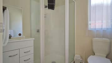 Chalet ( 1 Queen Bed and 3 Single Beds ) | Banheiro | Chuveiro, toalhas de banho