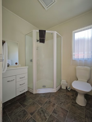 Chalet ( 1 Queen Bed and 3 Single Beds ) | Salle de bain | Douche, serviettes fournies