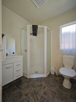 Chalet ( 1 Queen Bed and 3 Single Beds ) | Badrum | Dusch och handdukar