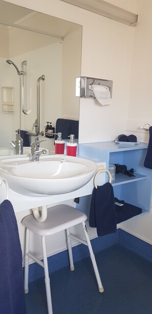 One Bedroom Suites, Accessible | Bathroom | Shower, towels - Accommodation Te Puna (Minden)