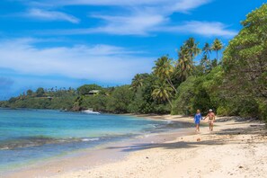 On the beach, sun-loungers, beach towels, beach massages - Vacala Bay Resort - All inclusive (Taveuni Island East)