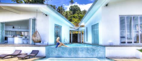 Piscine extérieure, piscine à débordement, parasols de plage