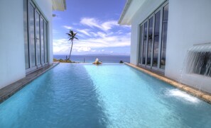 Outdoor pool, an infinity pool, pool umbrellas, sun loungers - Vacala Bay Resort - All inclusive (Taveuni Island East)
